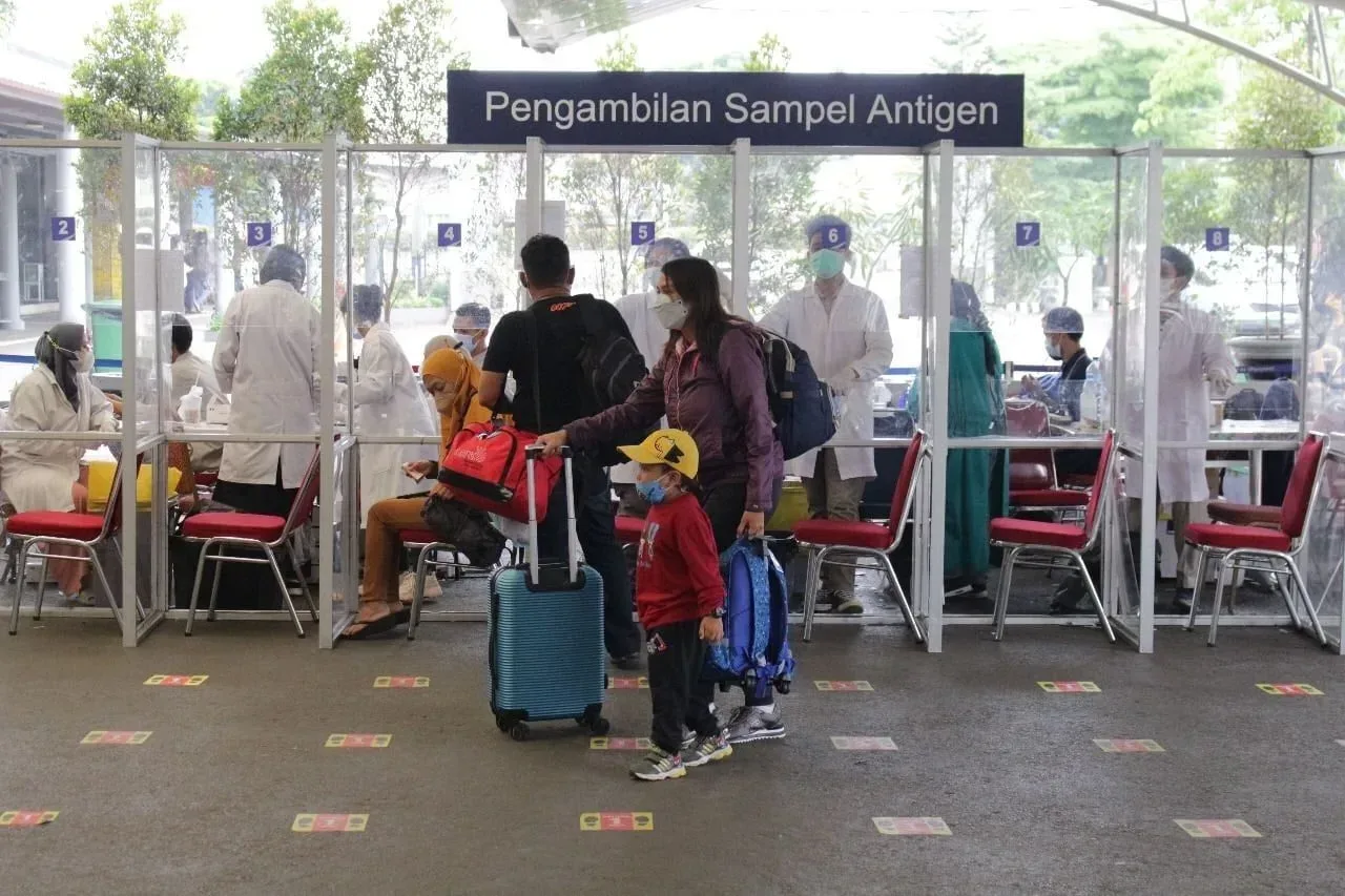 Mulai 17 Juli 2022 Pengguna KA Usia di Atas 17 Tahun Baru Vaksin 2 Wajib Antigen, Cek Jadwal Operasional dan Syarat Layanan Antigen di Gambir dan Pasar Senen