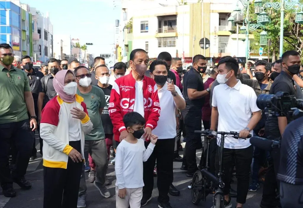 Beh, Jokowi Bareng Anak dan Menteri Kompak CFD-an di Solo I Teras Media