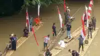 Peringati 17 Agustus, Ratusan Warga Kibarkan Bendera Merah Putih di Sungai Ciberang I Teras Media