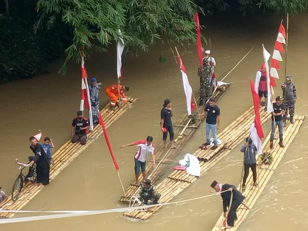 Peringati 17 Agustus, Ratusan Warga Kibarkan Bendera Merah Putih di Sungai Ciberang I Teras Media