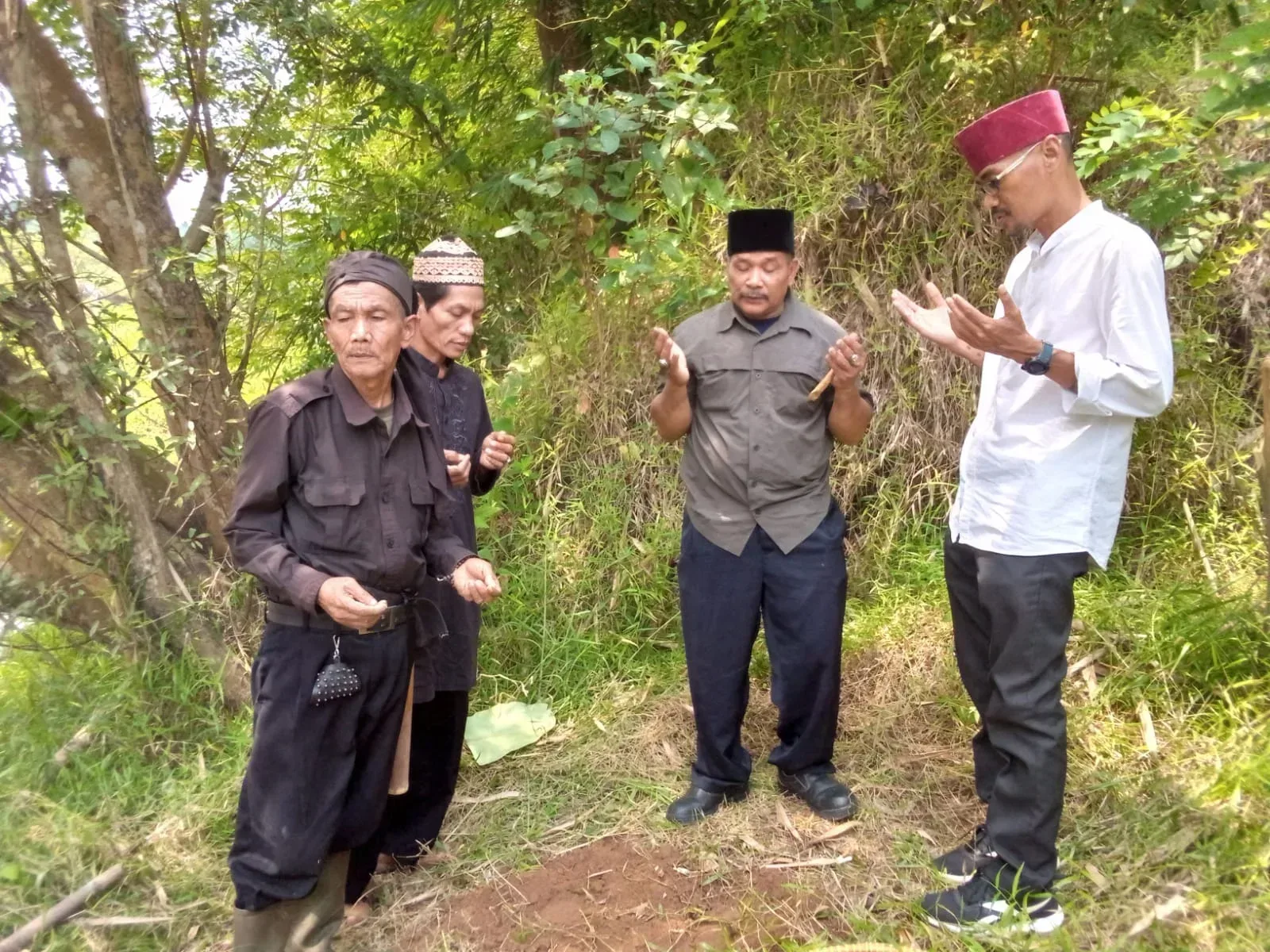 Gelar Ritual Sedekah di Wisata Pasir Tanjung Lebak I Teras Media