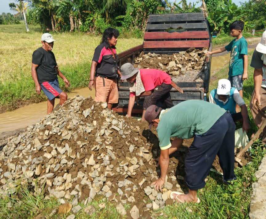 Warga Patungan Beli Batu Untuk Perbaiki Jalan Menuju Desa Bulagor