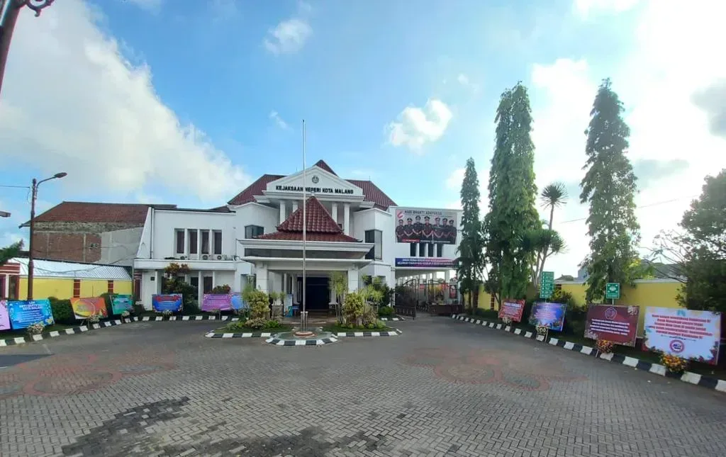 Kejari Kota Malang Banjir Karangan Bunga, Begini Penyebabnya I Teras Media