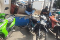 Tukang ojek pangkalan pasar jati Mauk sedang menunggu penumpang.