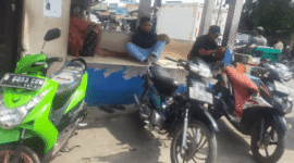 Tukang ojek pangkalan pasar jati Mauk sedang menunggu penumpang. 