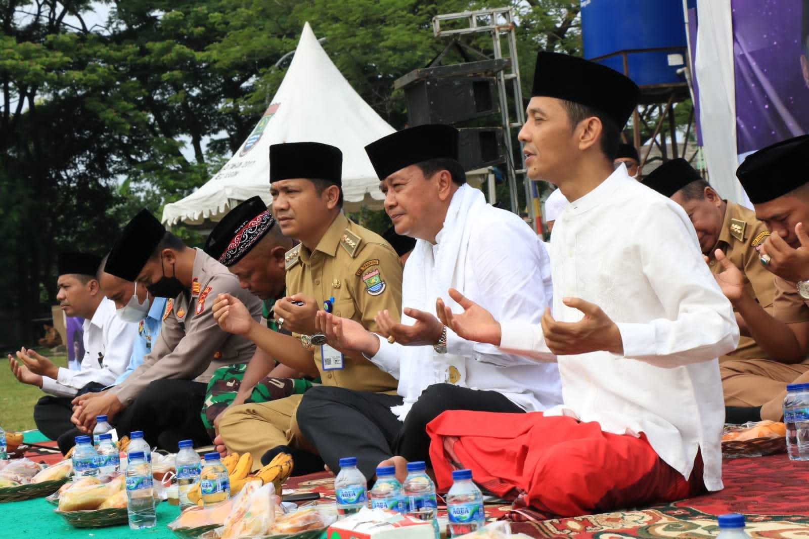 Sekda Bersama Masyarakat Panjatkan Do'a