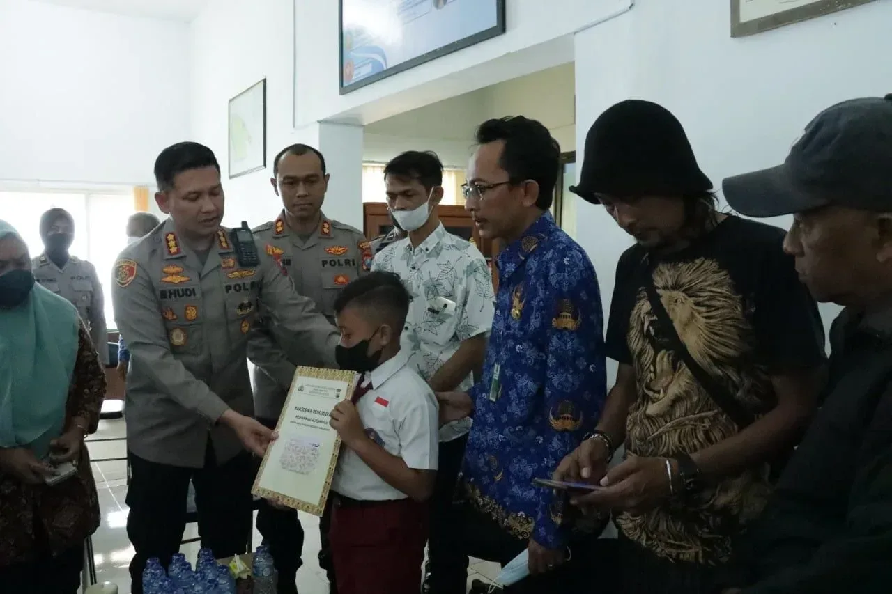 Polresra Malang Kota Berikan Beasiswa Kepada Anak Korban Tragedi Kanjuruhan I Teras Media