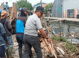 Menuju Kosambi Rapih, Sampah dan Lumpur Sepanjang Kali di Jati Mulya - Cengklong Dikeruk I Teras Media