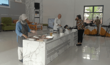 Chef Internasional William Wongso Ajarkan Memasak Kepada Emak - Emak Desa Ketapang Mauk I Teras Media