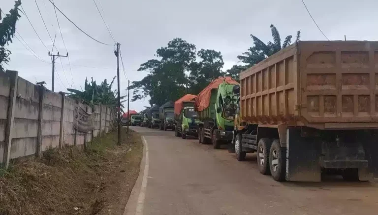 Screenshot_20221025_070029 Truk Pengangkut Tanah Dari Lokasi Galian Cilayang Mengganggu Pengguna Jalan I Teras Media
