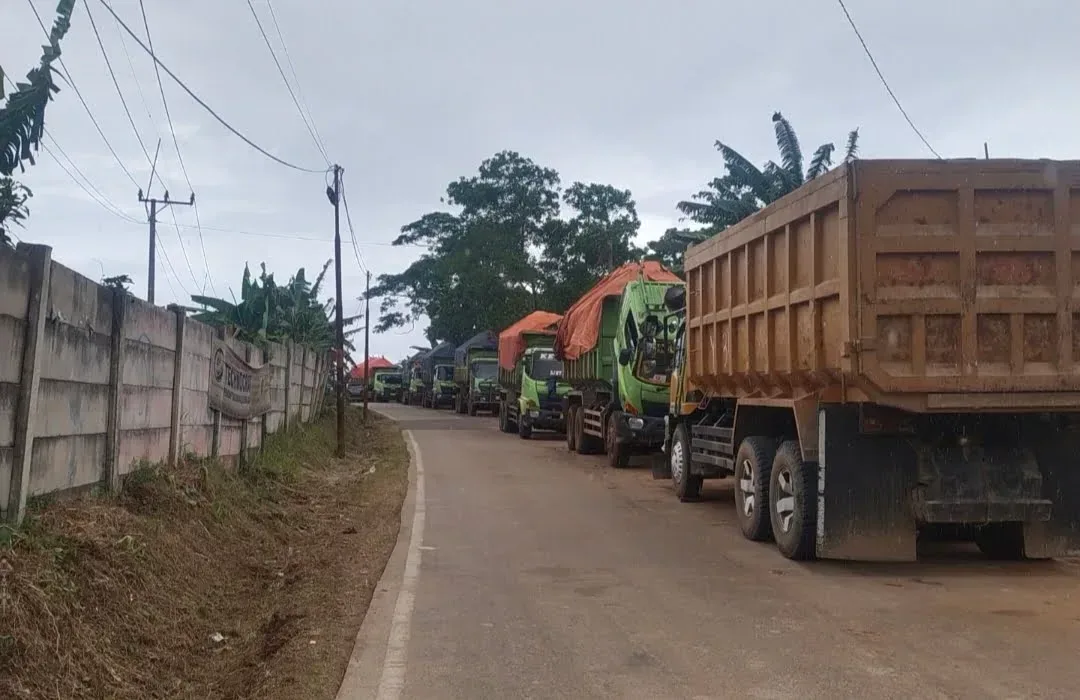 Truk Pengangkut Tanah Dari Lokasi Galian Cilayang Mengganggu Pengguna Jalan I Teras Media