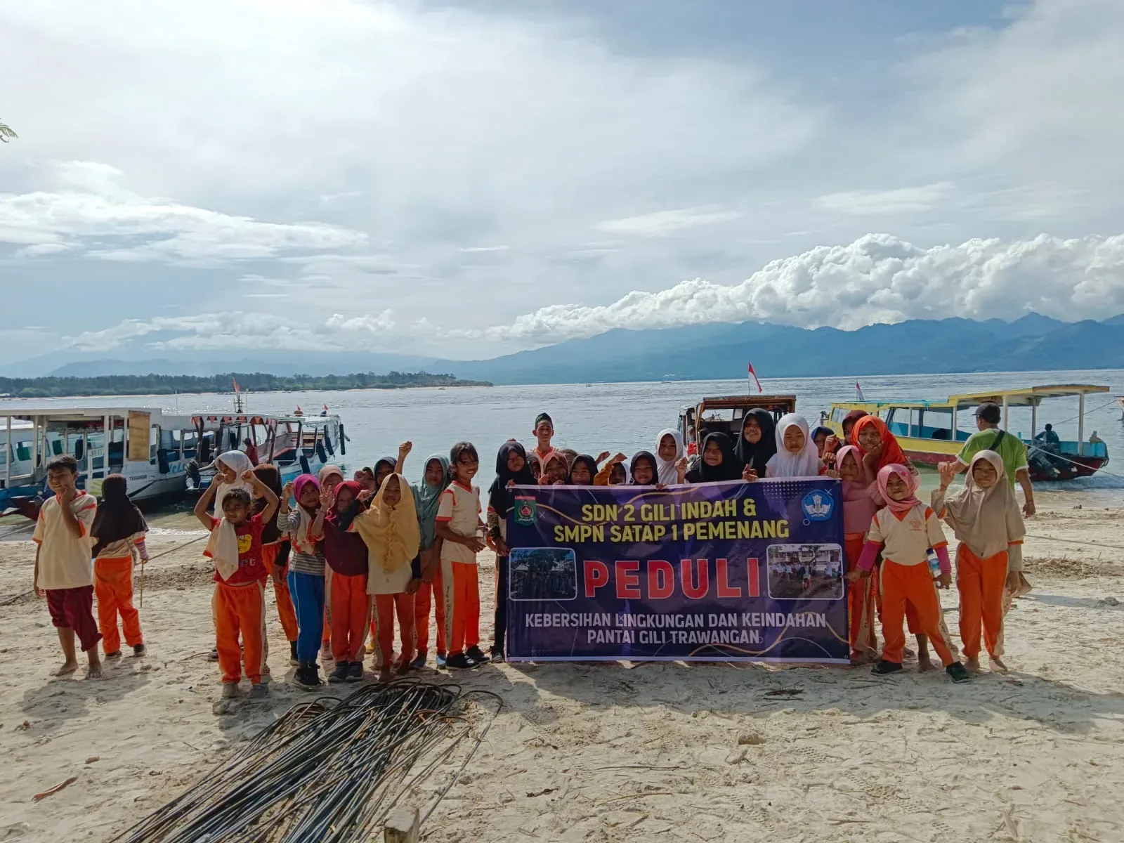 Siswa SD dan SMP Satap Gili Trawangan Gelar Bersih Lingkungan Pantai I Teras Media