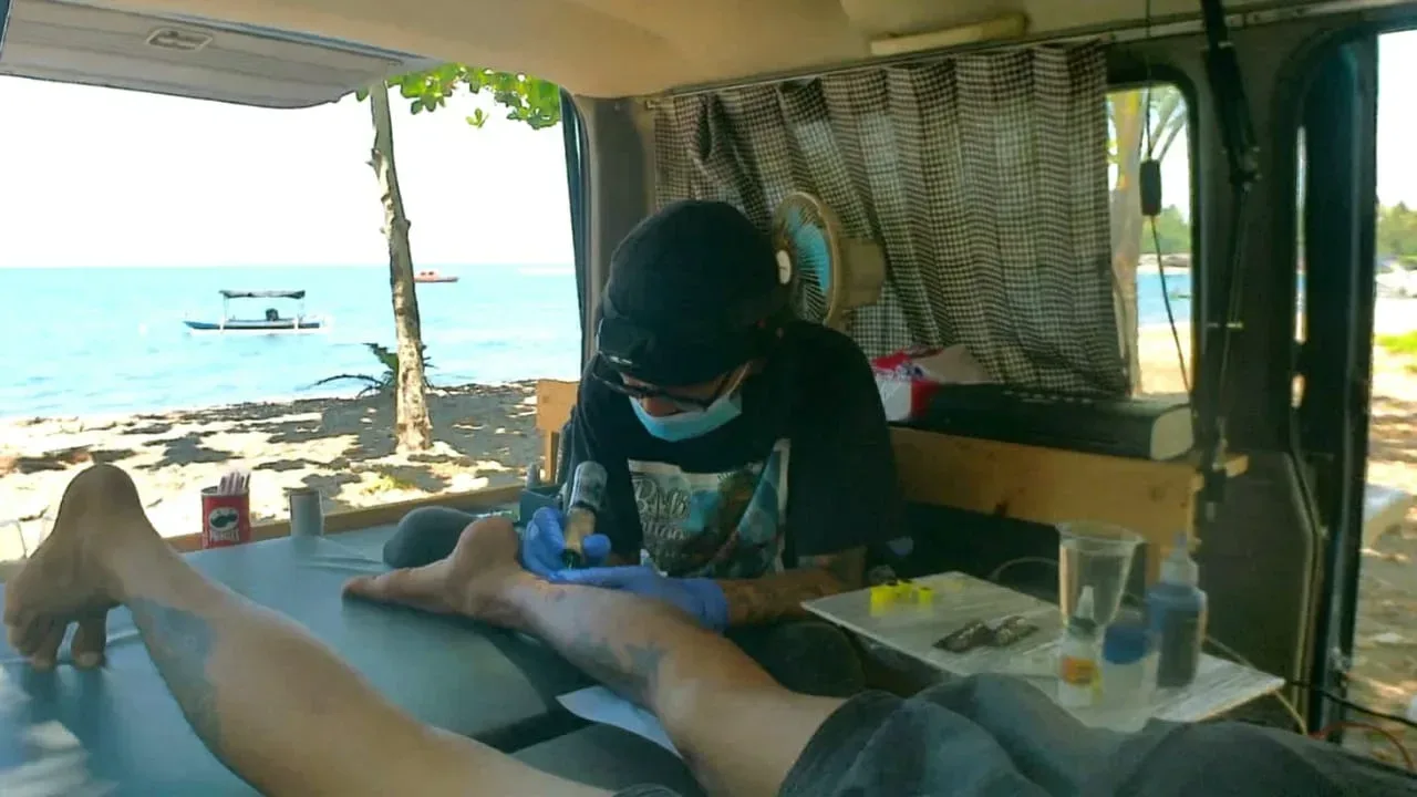 Out Of the Box, Seniman Tattoo Asal Lombok Utara Bikin Traveling Tattoo I Teras Media