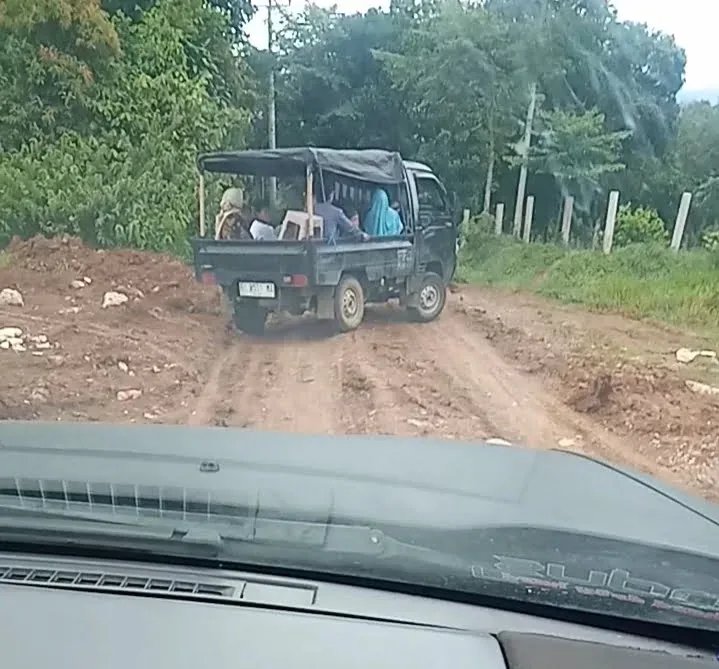 SEGERA TUTUP...!Jalan Poros Desa di Curugbitung Rusak Parah, Galian Tanah Penyebabnya I Teras Media