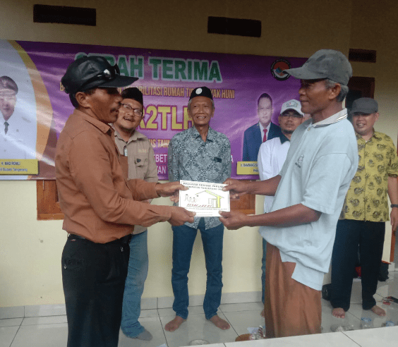 56 Unit BSR2TLH Gebrak Pakumis di Kecamatan Kemiri Diserah Terimakan I Teras Media