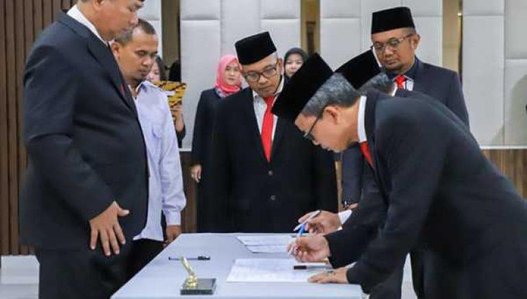 Kembali Lantik Pejabat Administrator dan Pejabat Pengawas, Rudi Rubijaya: Kita Tunjukan Kinerja yang Terbaik untuk BPN Banten 1 Kembali Lantik Pejabat Administrator dan Pejabat Pengawas, Rudi Rubijaya: Kita Tunjukan Kinerja yang Terbaik untuk BPN Banten I Teras Media