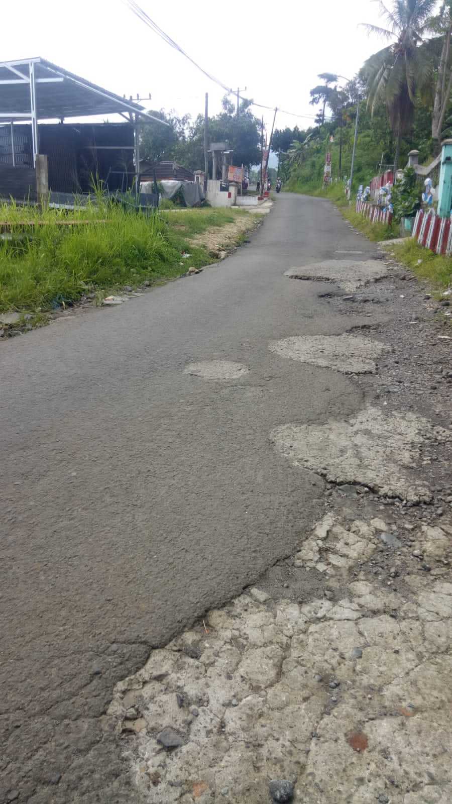 Warga Kesal Jalan Bergelombang Depan Terminal Cadasari Nyoreang