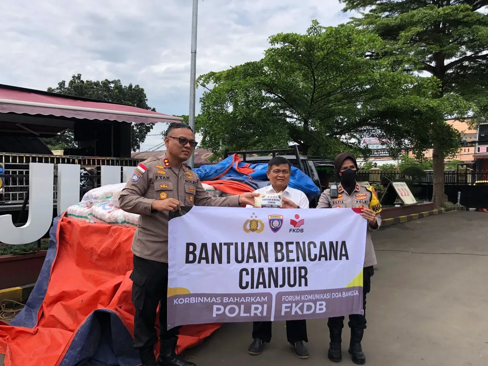 KORBINMAS POLRI DAN FKDB SALURKAN BANTUAN KORBAN GEMPA CIANJUR I Teras Media