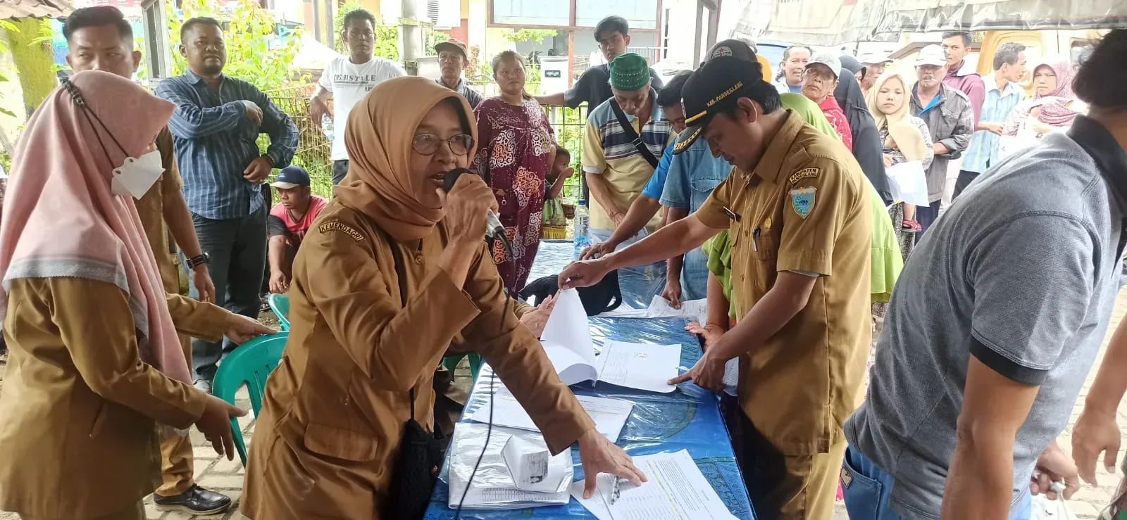 LUAR BIASA...!Dinas Perikanan Turun Langsung Pantau Pembagian Sembako Nelayan I Teras Media