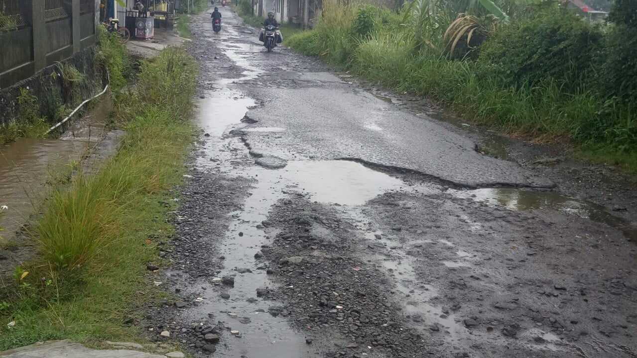 Kondisi jalan ciinjuk Cadasari-Cikentrung Pandeglang Banten.