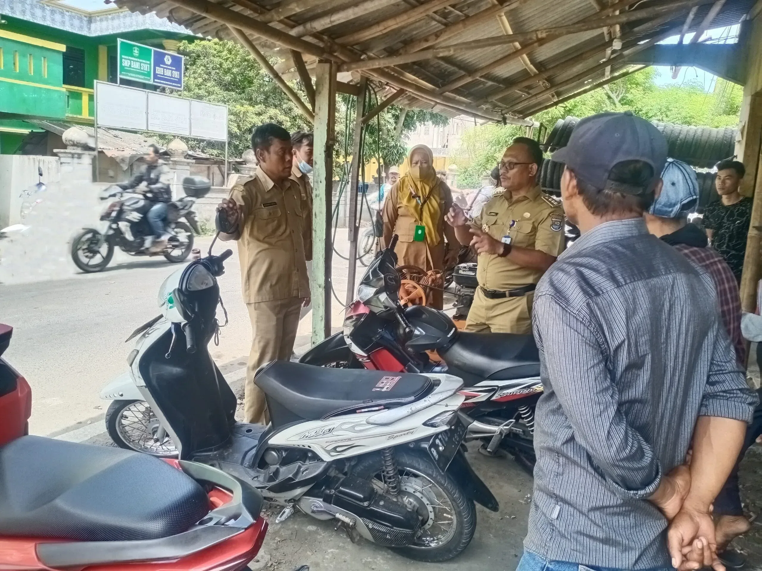 Camat Pakuhaji Libatkan Tukang Ojek dan Masyarakat Jaga Lingkungan Dari Sampah Liar I Teras Media