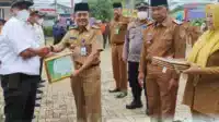 Camat Kosambi Berikan Piagam Peduli Lingkungan, Dadang : Mari Bersama - Sama Jaga Lingkungan yang Bersih dan Sehat I Teras Media