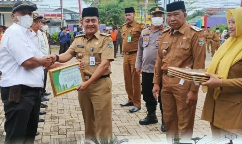 Camat Kosambi Berikan Piagam Peduli Lingkungan, Dadang : Mari Bersama - Sama Jaga Lingkungan yang Bersih dan Sehat I Teras Media