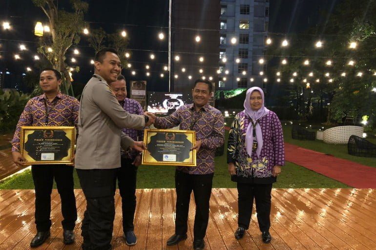 Camat Kosambi Raih Penghargaan The Best Information Publik Award 2022 I Teras Media