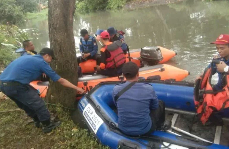 Camat Sukadiri Monitor Pencarian Buaya di Kali Cirarab I Teras Media