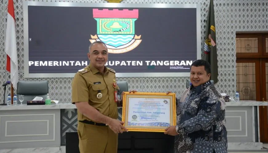 Bupati Zaki Terima Penghargaan dari Ombudsman RI I Teras Media