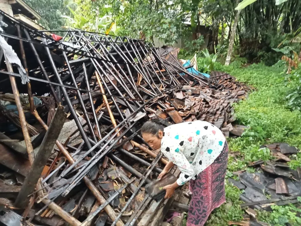 Tragis..! Janda Anak 3 Rumah Rumah Lapuknya Ambruk Akibat Angin kencang I Teras Media