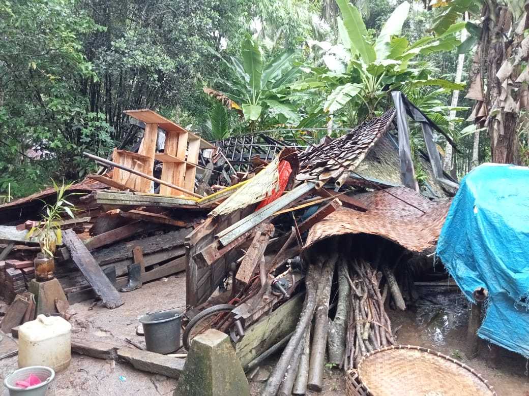 Tragis..! Janda Anak 3 Rumah Rumah Lapuknya Ambruk Akibat Angin kencang I Teras Media