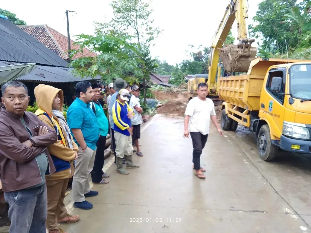 Pemprov Banten Kerahkan Tim Dan Alat Berat Guna Penanganan Tanah Longsor Ruas Picung-Munjul I Teras Media