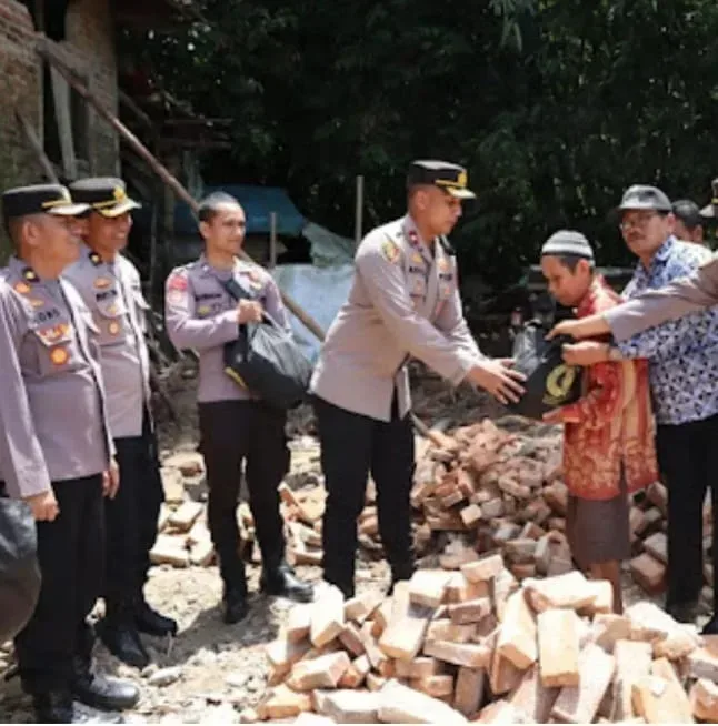 Wujud Kepedulian Polres Lebak Polda Banten Kepada Korban Pergeseran Tanah I Teras Media