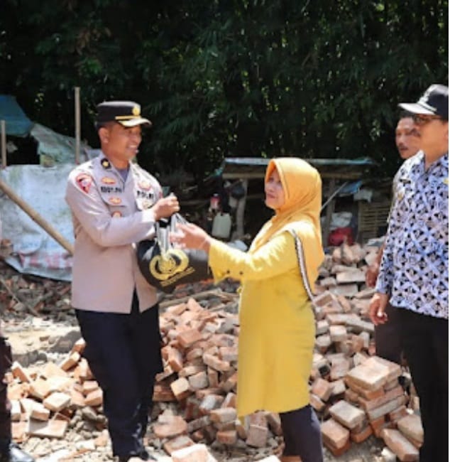 Wujud Kepedulian Polres Lebak Polda Banten Kepada Korban Pergeseran Tanah I Teras Media