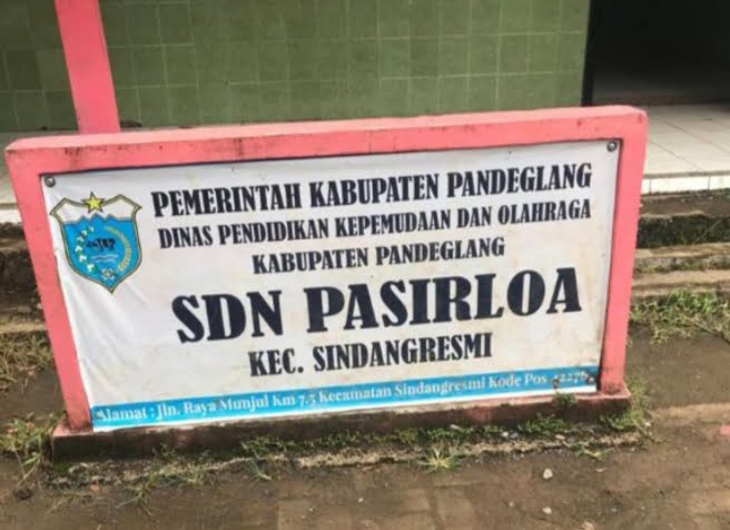 Siswa Semangat Sekolah, Ruang Belajar Nya Butuh Rehab.!! I Teras Media