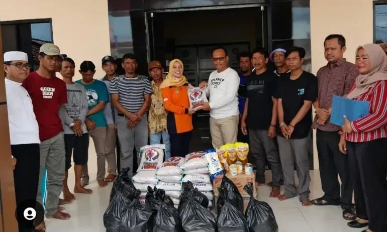 Pemkab Tangerang Berikan Bantuan Sembako Kepada 10 Nelayan Asal Pakuhaji yang Karam I Teras Media