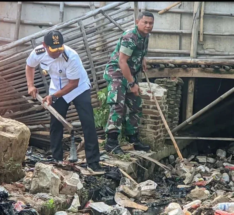 Air Tersumbat, Camat Sepatan Bersihkan Tumpukan Sampah di Irigasi Sarakan I Teras Media