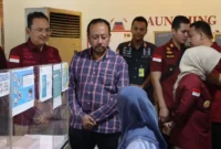 Kepala Ombudsman Jakarta Raya, Dedy Irsan saat meninjau lokasi pembuatan paspor di Kumham DKI Jakarta, Minggu (12/2)