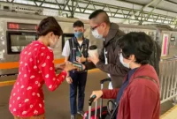 Keterangan foto : Daop 1 Jakarta akan melakukan sosialisasi kembali terkait jumlah KA tambahan yang akan dijalankan pada masa Angkutan Lebaran. Masyarakat juga dapat melakukan pengecekan berkala melalui Aplikasi KAI Access, Minggu (26/2)