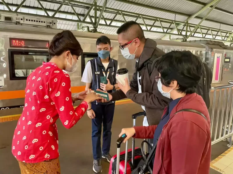 Keterangan foto : Daop 1 Jakarta akan melakukan sosialisasi kembali terkait jumlah KA tambahan yang akan dijalankan pada masa Angkutan Lebaran. Masyarakat juga dapat melakukan pengecekan berkala melalui Aplikasi KAI Access, Minggu (26/2)