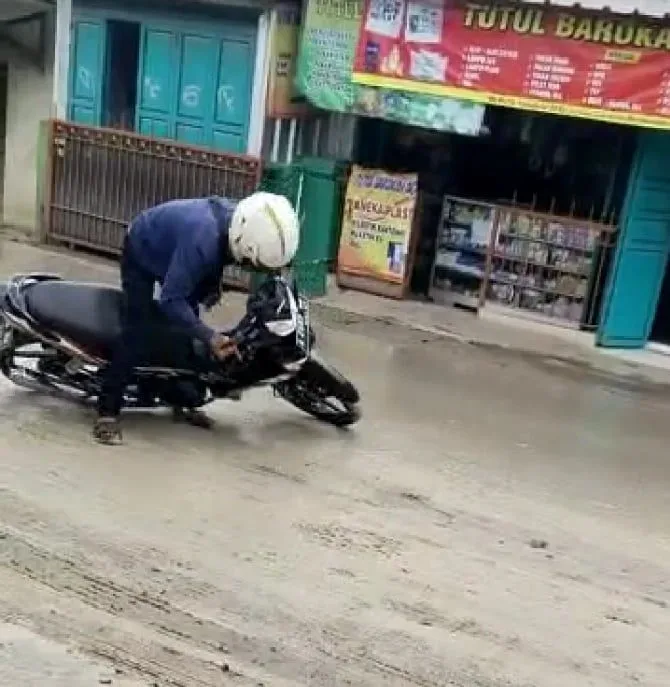 Relawan Soroti Jalan Licin di Lebak Sebabkan Pengendara Jatuh I Teras Media