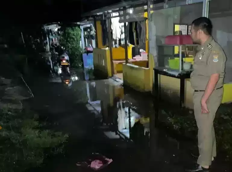 Satpol PP Pantau Banjir di Permukiman Warga I Teras Media