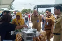 Bazar murah dengan 800 paket sembako untuk ratusan kepala keluarga di Kecamatan Jayanti, Kabupaten Tangerang, Senin (6/3/2023).