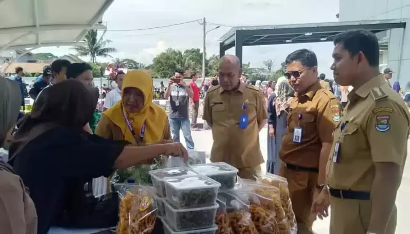 Bazar murah dengan 800 paket sembako untuk ratusan kepala keluarga di Kecamatan Jayanti, Kabupaten Tangerang, Senin (6/3/2023).