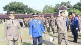 Wabup H. Mad Romli saat memberikan amanat pada upacara Hari Kesadaran Nasional Tingkat Kabupaten Tangerang yang dirangkaikan dengan peringatan HUT ke-73 Sat Pol PP, Sat Linmas yang ke-61 dan HUT Pemadam Kabakaran, Jumat (17/03/23).