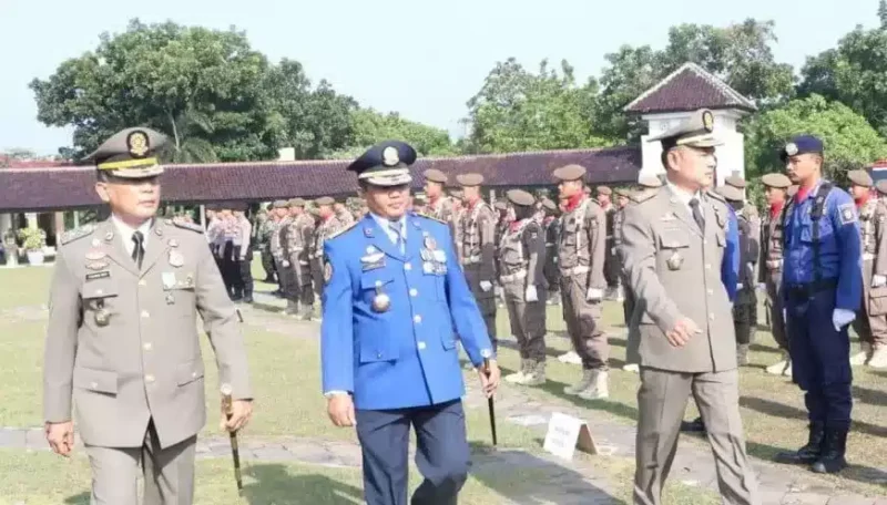 Wabup H. Mad Romli saat memberikan amanat pada upacara Hari Kesadaran Nasional Tingkat Kabupaten Tangerang yang dirangkaikan dengan peringatan HUT ke-73 Sat Pol PP, Sat Linmas yang ke-61 dan HUT Pemadam Kabakaran, Jumat (17/03/23).