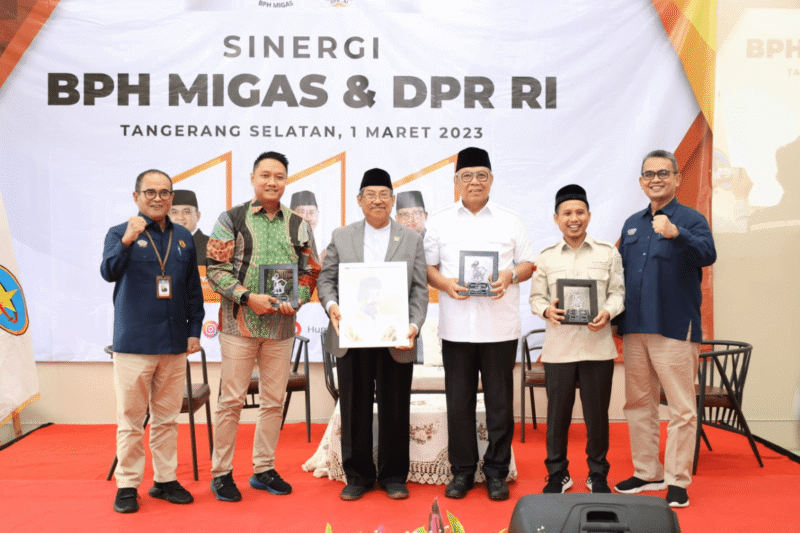 Wali Kota Tangerang Selatan Benyamin Davnie Hadiri kegiatan Sinergitas Badan Pengurus Harian (BPH) Migas (Minyak dan Gas) dan DPR RI Tahun Anggaran 2023 yang Bertempat di Gedung Pertemuan Teras Tangsel, Setu. pada Rabu (01/03/2023).