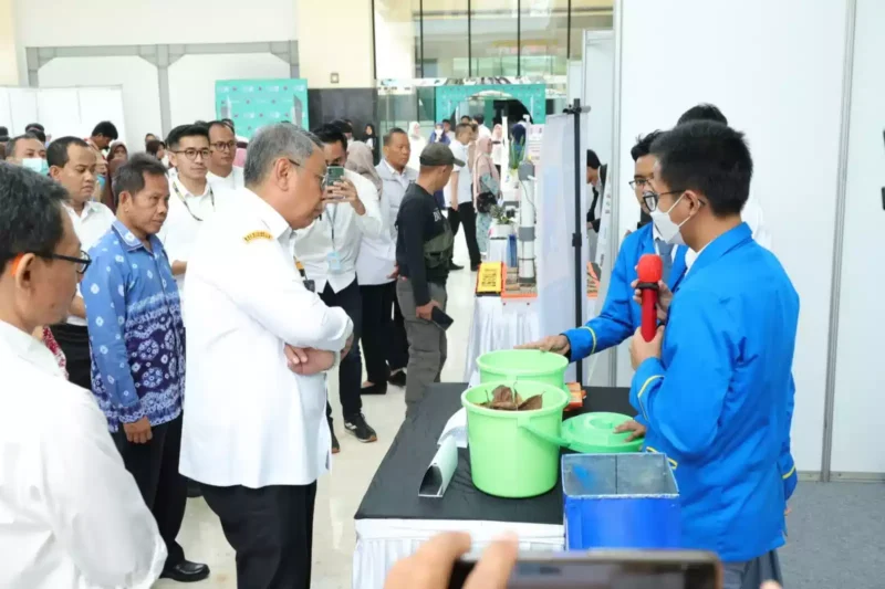 Wali Kota Tangerang Selatan Benyamin Davnie Secara Resmi Buka lomba inovasi teknologi tepat guna ke-XI tingkat Kota tahun 2023 di Plaza Puspemkot Tangsel pada Rabu (15/03/2023).