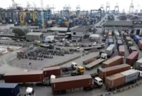 Antrian mobil trailer yang akan memasuki terminal 3 pelabuhan tanjung priok pada Kamis, (16/3/2023)